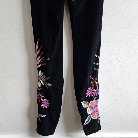 New Johnny Was Tiarei Stretch Velvet Floral Embroidery Black Leggings NWT XXS - Picture 13 of 15